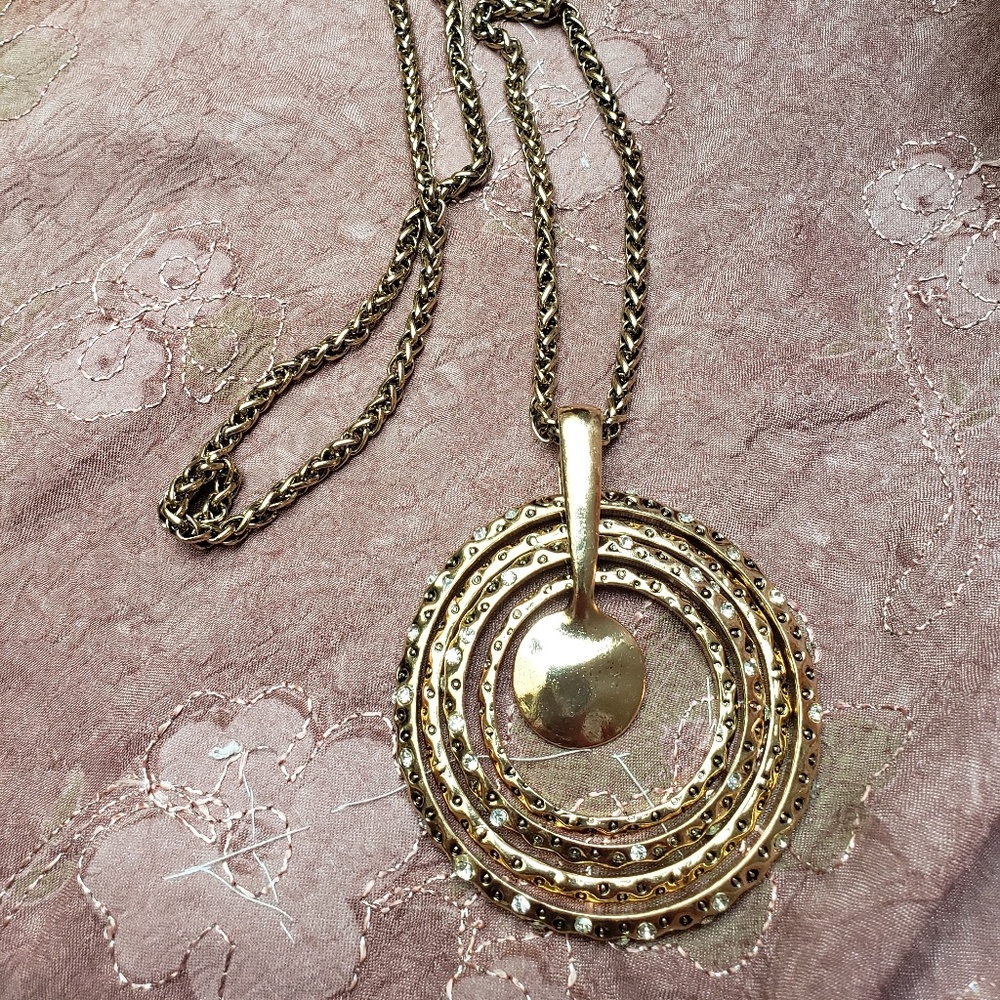 Golden pendant necklace